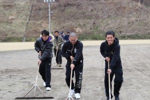 67 グランド整備するＬＯＭメンバー