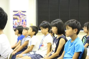 ２子供たちも真剣な表情で説明をきいていました