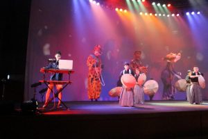 DJと麦やと巨大人形のコラボ