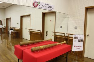 井波彫刻とバットの融和