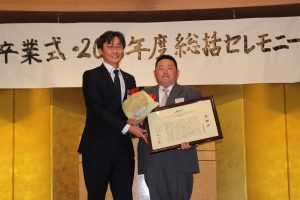 卒業証書と花束贈呈